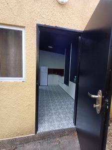 uma porta aberta para um quarto com uma cozinha em Romeo suite em Haifa