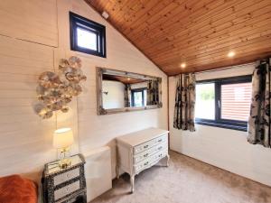 een slaapkamer in een tiny house met een dressoir en een spiegel bij Beaver 2 HuntersMoon-Warminster-Bath-Salisbury in Warminster