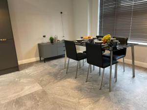 a dining room with a table and chairs in a kitchen at Belfast Luxury: Spacious 2BR Home Near Stormont in Belfast