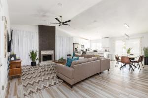 ein Wohnzimmer mit einem Sofa und einem Kamin in der Unterkunft Scottsdale - 6915 E Sandra Terrace in Scottsdale