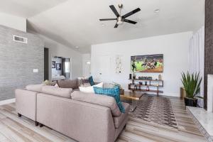 ein Wohnzimmer mit einem Sofa und einem Deckenventilator in der Unterkunft Scottsdale - 6915 E Sandra Terrace in Scottsdale