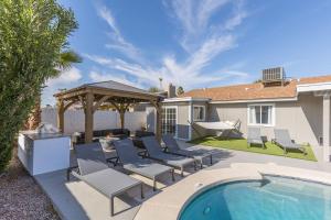 eine Terrasse mit Liegestühlen und einem Pool in der Unterkunft Scottsdale - 6915 E Sandra Terrace in Scottsdale