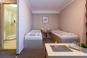 Pokój hotelowy z 2 łóżkami i łazienką w obiekcie Penzion JAAL w mieście Příbor