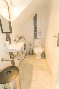 un piccolo bagno con lavandino e WC di Canovas Nerja - Casa adosada con piscina Los Huertos 3 a Nerja