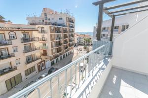 Appartamento dotato di balcone con vista su una strada. di Canovas Nerja - Casa adosada con piscina Los Huertos 3 a Nerja