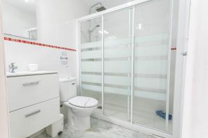 un bagno bianco con wc e doccia di Canovas Nerja - Casa adosada con piscina Los Huertos 3 a Nerja Altre 12 foto