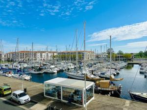 un puerto deportivo lleno de muchos barcos en el agua en Taouata - Face au port, en Rochefort