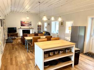 een keuken en een woonkamer met een tafel en stoelen bij Owl Cottage - Dog Friendly in Invergarry