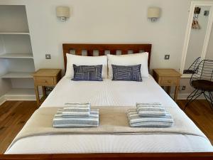 een slaapkamer met een bed met twee handdoeken erop bij Owl Cottage - Dog Friendly in Invergarry