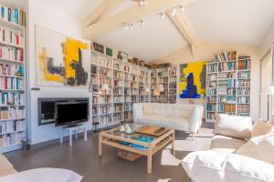 uma sala de estar com um sofá e uma televisão em Villa de prestige avec piscine em Saint-Raphaël
