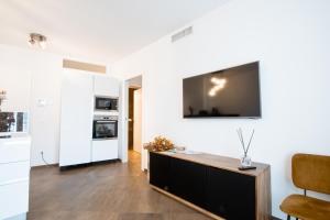 Televisyen dan/atau pusat hiburan di Frizzcafé Loft in Polignano a Mare