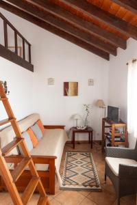 - un salon avec un canapé et une table dans l'établissement Casa Ardomar, à Carrapateira