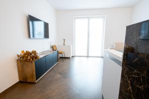 Televisyen dan/atau pusat hiburan di Frizzcafé Loft in Polignano a Mare
