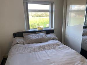 Säng eller sängar i ett rum på Cosy Semi-detached House To Stay In West Yorkshire 2 Bedroom