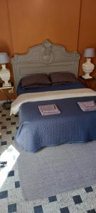 Bett in einem Schlafzimmer mit zwei Zertifikaten darauf in der Unterkunft Gio's house b&b in Pizzo