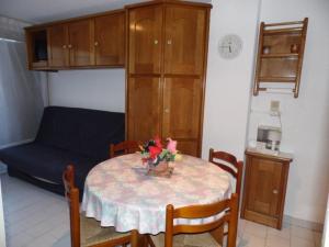 Pokój ze stołem i kanapą w obiekcie Studio Marseillan-Plage, 1 pièce, 4 personnes - FR-1-326-614 w mieście Le Castellas