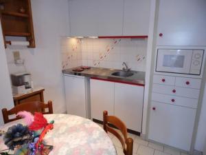 małą kuchnię ze stołem i zlewem w obiekcie Studio Marseillan-Plage, 1 pièce, 4 personnes - FR-1-326-614 w mieście Le Castellas