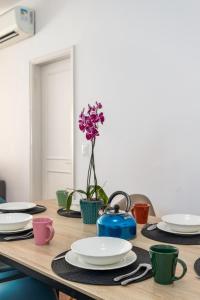 uma mesa com pratos e chávenas e uma chaleira de chá azul em Unhotel - Charmoso Apartamento Temporada com 3 quartos em Copacabana no Rio de Janeiro