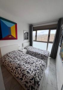 ベニドルムにあるRenthas Torre Luganoのベッドルーム1室(ベッド2台、大きな窓付)