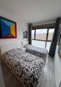 une chambre avec deux lits et une grande fenêtre dans l'établissement Torre Lugano by Renthas, à Benidorm 52 autres photos
