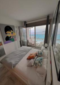 1 dormitorio con 1 cama y vistas al océano en Renthas Torre Lugano, en Benidorm