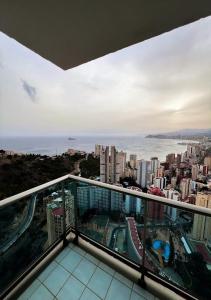 una vista sulla città dal balcone di un edificio di Renthas Torre Lugano a Benidorm