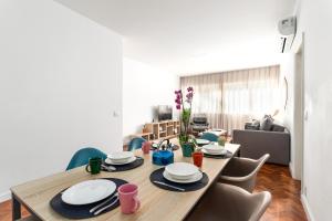 uma mesa de jantar com pratos e pratos em Unhotel - Charmoso Apartamento Temporada com 3 quartos em Copacabana no Rio de Janeiro