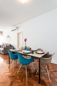 uma sala de jantar com mesa e cadeiras em Unhotel - Charmoso Apartamento Temporada com 3 quartos em Copacabana no Rio de Janeiro