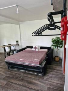 um quarto com uma cama num quarto em Le Vénusien em Le Robert