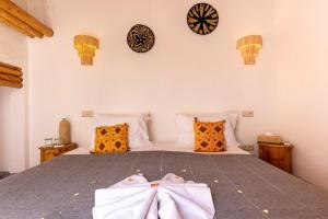 1 dormitorio con 1 cama con reloj en la pared en Riad Mama, en Marrakech 137 fotos más