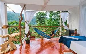 uma mulher numa rede num quarto com vista em Hostal Ariantiy em Pepino