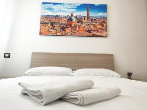 un lit avec une photo d'une ville dans l'établissement B&B Bologna, à Bologne