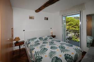 1 dormitorio con cama y ventana en Tea Apartment, en Santa Margherita Ligure