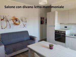 sala de estar con sofá y mesa en Sunrise Apartment Marina Beach, en Marina di Gioiosa Ionica