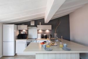 #16 Hot Heart of the Oldtown 2 min from the beach-AC& WIFi