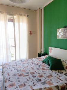 una camera da letto con un grande letto con una parete verde di Affittacamere San Rocco ad Aramengo