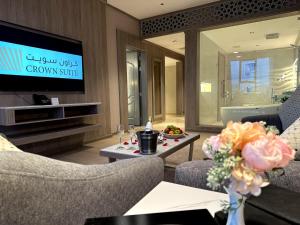 un soggiorno con 2 sedie e una TV di وحدات فندقية خاصة a Al Jubayl