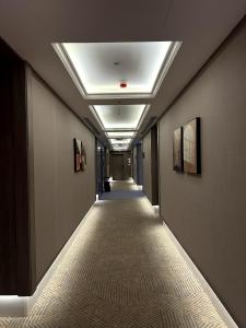 a hallway with a long corridor with a ceiling at وحدات فندقية خاصة in Al Jubail