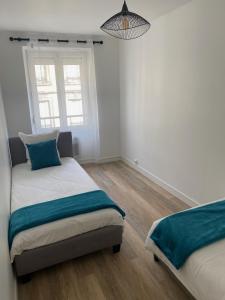una camera da letto con due letti e una finestra di La Petite Auberge de Strasbourg a Strasburgo Altre 54 foto