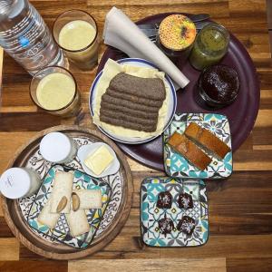 una mesa cubierta con platos de comida y postres en Naturo-gites, en Nieul-le-Virouil