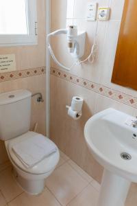 een badkamer met een toilet en een wastafel bij Hostal Josefina-Gran Vía in Madrid