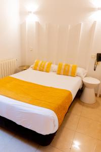 マドリードにあるHostal Josefina-Gran Víaのベッドルーム1室(大型ベッド1台、黄色い毛布付)