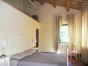 Un dormitorio con una cama grande y una ventana en Residenza Ilde, en Verucchio