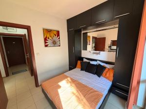 een slaapkamer met een bed met een zwart hoofdeinde bij Apartment Siana 3 in Sveti Vlas