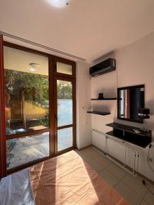 een kamer met een groot raam en een televisie bij Apartment Siana 3 in Sveti Vlas