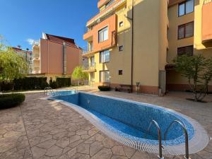 een zwembad op de binnenplaats van een gebouw bij Apartment Siana 3 in Sveti Vlas
