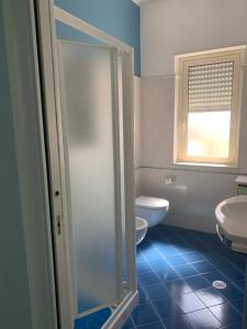 A bathroom at Terrazza sul mare