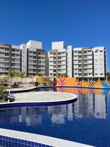 ein großes Schwimmbad in einer Stadt mit hohen Gebäuden in der Unterkunft Apartamento Lagoa Ecotowers resort in Caldas Novas