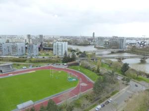 un parc dans une ville avec une rivière et un pont dans l'établissement VULCAIN 2, 18ème, Le toit de Vulcain, superbe vue, à Nantes