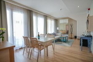 a living room with a table and chairs at Imola Udvarház Dessert Hotel in Eger